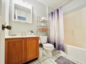Koupelna v ubytování Cozy Home Away from Home in Carnegie PA