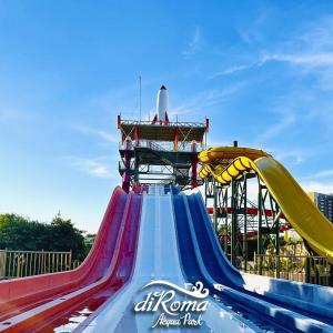 een kleurrijke waterglijbaan bij een waterpark bij Caldas Novas - Piazza diRoma incluso acesso ao Acqua Park, Slplash e Slide in Caldas Novas