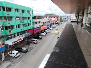 uma vista para uma rua da cidade com carros estacionados em Hotel America - La Chorrera em La Chorrera