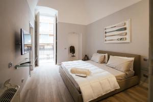 1 dormitorio con cama grande y ventana grande en Calefati SUITE 54 en Bari