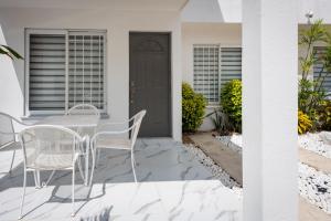 a patio with a table and chairs on a house at Casas acogedoras en Bahia Azul in Cancún