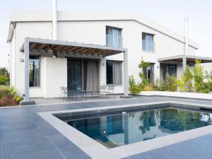 Sundlaugin á Sea breeze suites Mistral 4 per with private pool eða í nágrenninu