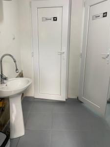 Guest House BOZVILL tesisinde bir banyo