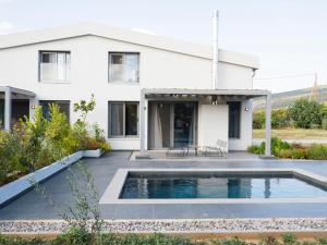 Sundlaugin á Sea breeze suites Mistral 4 per with private pool eða í nágrenninu