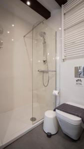 een witte badkamer met douche en toilet bij Archhouse in Kalabaka +19 foto's