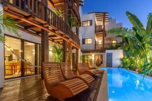 Villa con piscina y tumbonas en Aparthotel Onda Maya - Adults Only, en Isla Holbox