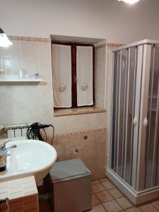 bagno con lavandino e doccia di B&B Aurora's House a Castellabate