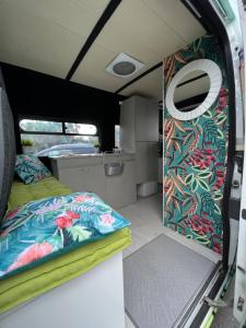 El GuinchoOn Road- feel freedom with campervan!的敞开的拱门,带一张床和一个窗口