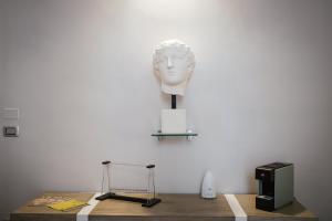 una estatua de una cabeza sentada sobre una mesa en Calefati SUITE 54 en Bari