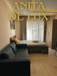 een woonkamer met een bed en een bank bij Anita De Lux in Kopaonik