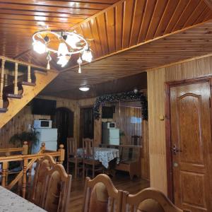 een kamer met een tafel en een eetkamer bij U Nazara in Slavske