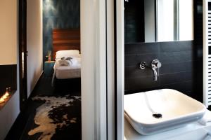 Koupelna v ubytování Q Hotel