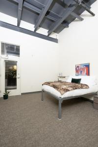 een slaapkamer met een bed in een witte kamer bij Flexhome Fiserv 2BR Private Apt EL7 - READ INFO in Milwaukee
