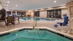 basen w hotelu z basenem w obiekcie Chicago Southland Hotel w mieście Oak Forest