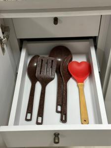 a knife and fork and a heart in a drawer at O melhor apartamento no shopping in Águas Claras