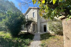 una gran casa blanca con una entrada delante de ella en Maison, 2chambres, jardin, parking, central,6pers en Montpellier