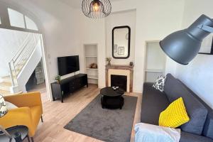 蒙彼利埃027-Maison, 2chambres, jardin, parking, central的带沙发和壁炉的客厅