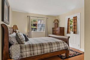 1 dormitorio con cama y ventana en Charming Getaway Cabin en Lake Arrowhead