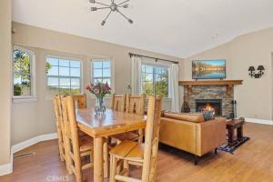 Χώρος καθιστικού στο Charming Getaway Cabin +9 φωτογραφίες