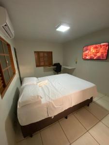 1 dormitorio con 1 cama grande en una habitación en Pousada automática sem recepção 1 en Uberlândia