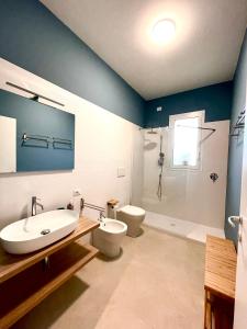 La salle de bains est pourvue d'un lavabo, de toilettes et d'une baignoire. dans l'établissement Dimora Quartello, à Quartu SantʼElena