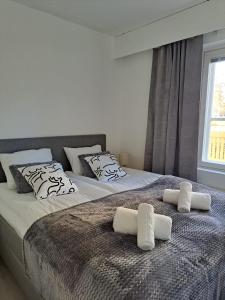 a bedroom with two beds with white towels on them at Apartment Ahkiomaantie in Rovaniemi