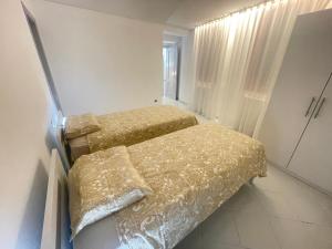 Amikales Rooms في بادوفا: سريرين في غرفة صغيرة مع سرير إضافي