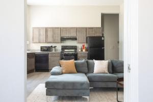 Flexhome Marquette Economy 2BR Apt MP5 - READ INFO في ميلووكي: غرفة معيشة مع أريكة ومطبخ