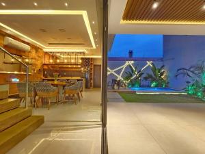 uma sala de jantar e cozinha com vista para uma casa em Alto Padrón. Para exigentes em Ciudad del Este