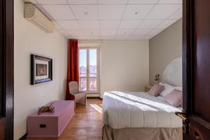 een slaapkamer met een groot bed en een raam bij iFlat Trevi Fountain's roomy&friendly apartment in Rome