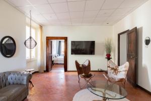 een woonkamer met een bank en stoelen bij iFlat Trevi Fountain's roomy&friendly apartment in Rome