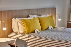 una camera da letto con un letto con due peluche sopra di Babel Botánico a Buenos Aires