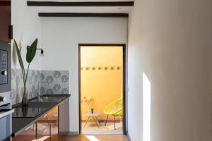 een keuken met een wastafel en een gele deur bij iFlat Trevi Fountain's roomy&friendly apartment in Rome