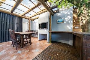 Μια τηλεόραση ή/και κέντρο ψυχαγωγίας στο 272 - Apartamento com 02 dormitórios a 200m da Praia de Canto Grande