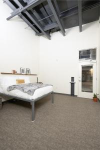 um quarto com uma cama no meio de um quarto em Flexhome Fiserv 2BR Private Apt EL3 - READ INFO em Milwaukee