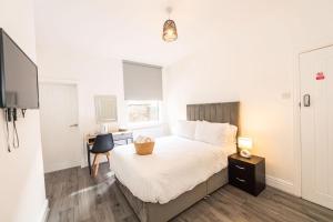 Postel nebo postele na pokoji v ubytování Room in Anfield