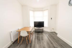 TV a/nebo společenská místnost v ubytování Room in Anfield