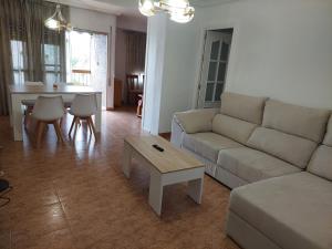 sala de estar con sofá y mesa en APARTAMENTO ESTACION a 3 min, en Córdoba