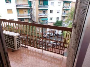 balcón con vistas a la calle y a los edificios en APARTAMENTO ESTACION a 3 min, en Córdoba