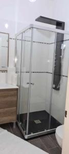 y baño con ducha de cristal y aseo. en Cazino Apartamento III en Praia