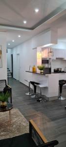 A kitchen or kitchenette at Cazino Apartamento III