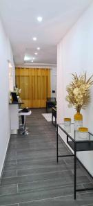 un vestíbulo de oficina con mesas y flores en la pared en Cazino Apartamento III en Praia