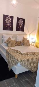 a bedroom with a large bed with brown and white sheets at Cazino Apartamento III in Praia