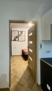pokój z łóżkiem i drzwiami do sypialni w obiekcie Apartament KaMaRo w Słubicach