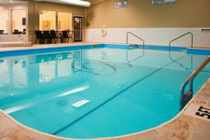 ein großer Pool mit blauem Wasser in der Unterkunft Berlin Resort in Millersburg