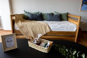 una camera con un letto e un cesto su un tavolo di Ushuaia Homes Downtown Apartments a Ushuaia