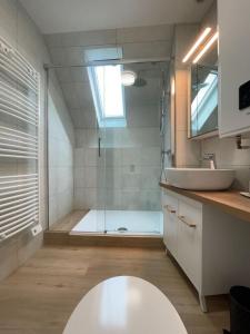 uma casa de banho com uma cabina de duche em vidro e um lavatório. em Évasion urbaine studio moderne à Chalon - BY PRIMO C0NCIERGERIE em Chalon-sur-Saône