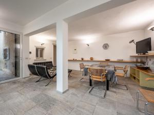 TV a/nebo společenská místnost v ubytování Holiday Home Il Roccolo by Interhome + 25 fotografií