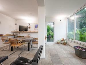 ein Esszimmer und ein Wohnzimmer mit einem Tisch und Stühlen in der Unterkunft Holiday Home Il Roccolo by Interhome in Pettenasco