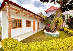 une maison avec un jardin en face dans l'établissement Sababa Resort, à San Pedro de la Laguna